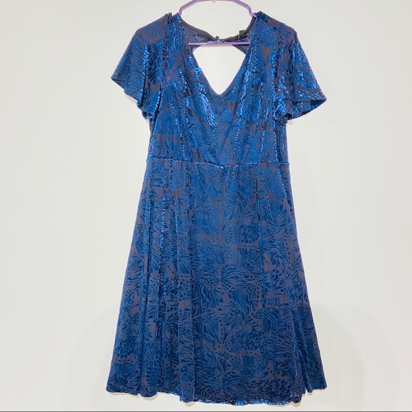 Torrid NAVY VELVET PRINTED V-NECK SKATER DRESS - Picture 4 of 11